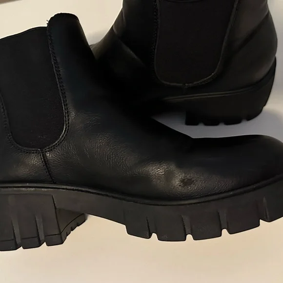 Sasha Lug Sole Ankle Boot - Picture 2 of 4